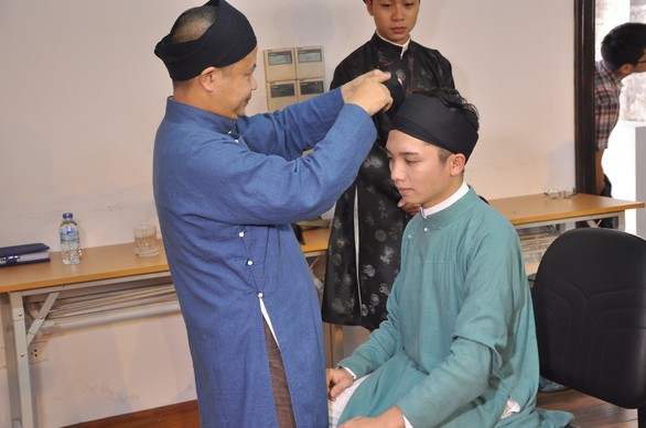 Nhiều nam giới hiện nay lại thấy xấu hổ khi đứng trước áo dài - Ảnh 7. Nhiều nam giới hiện nay lại thấy xấu hổ khi đứng trước áo dài - Ảnh 7.