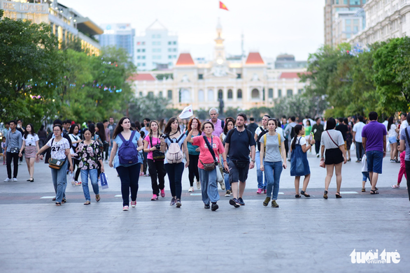 Dòng người đổ về trung tâm Sài Gòn đón năm mới 2018 - Ảnh 9. Dòng người đổ về trung tâm Sài Gòn đón năm mới 2018 - Ảnh 9.