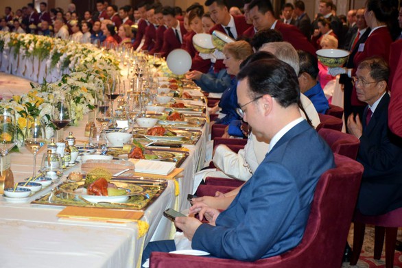 Chiêm ngưỡng bộ bàn ăn dát vàng ở tiệc chiêu đãi APEC - Ảnh 2. Chiêm ngưỡng bộ bàn ăn dát vàng ở tiệc chiêu đãi APEC - Ảnh 2.