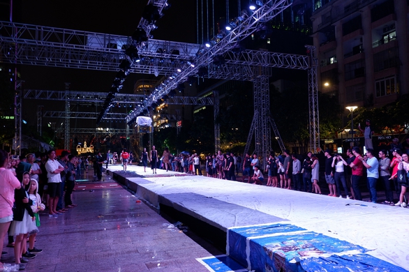 Fashionology Festival: Người mẫu che dù đi catwalk trong mưa - Ảnh 5. Fashionology Festival: Người mẫu che dù đi catwalk trong mưa - Ảnh 5.