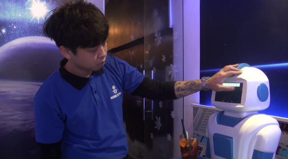 Nàng robot Made in Vietnam phục vụ trong quán cà phê - Ảnh 5. Nàng robot Made in Vietnam phục vụ trong quán cà phê - Ảnh 5.