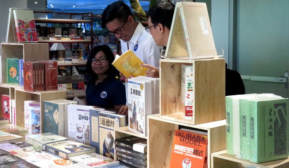 ‘Rừng sách nhiệt đới’ - thành phố sách giữa Sài Gòn - Ảnh 4. ‘Rừng sách nhiệt đới’ - thành phố sách giữa Sài Gòn - Ảnh 4.
