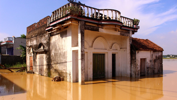 Hà Nội: Đê lở, nước hồi hương ngập trắng - Ảnh 8. Hà Nội: Đê lở, nước hồi hương ngập trắng - Ảnh 8.