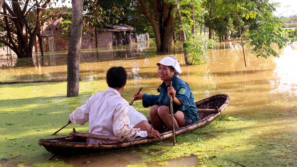 Hà Nội: Đê lở, nước hồi hương ngập trắng - Ảnh 9. Hà Nội: Đê lở, nước hồi hương ngập trắng - Ảnh 9.