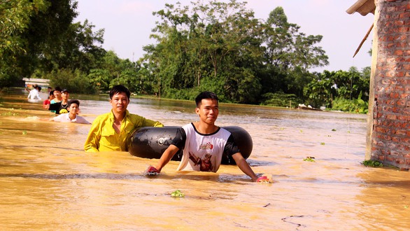 Hà Nội: Đê lở, nước hồi hương ngập trắng - Ảnh 10. Hà Nội: Đê lở, nước hồi hương ngập trắng - Ảnh 10.