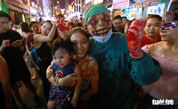 Phố Tây Bùi Viện thành biển người đêm Halloween - Ảnh 4. Phố Tây Bùi Viện thành biển người đêm Halloween - Ảnh 4.