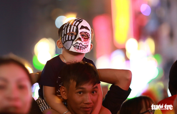 Phố Tây Bùi Viện thành biển người đêm Halloween - Ảnh 19. Phố Tây Bùi Viện thành biển người đêm Halloween - Ảnh 19.