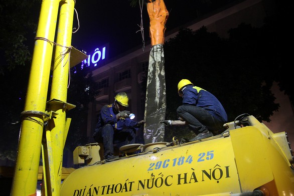 Hàng trăm công nhân nạo vét bùn hồ Gươm xuyên đêm - Ảnh 4. Hàng trăm công nhân nạo vét bùn hồ Gươm xuyên đêm - Ảnh 4.