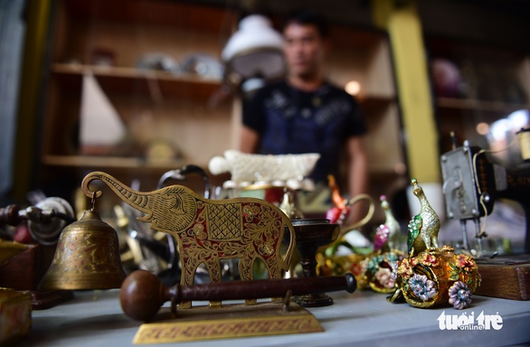 Chợ đồ cổ tấp nập giữa lòng Sài Gòn - Ảnh 11. Chợ đồ cổ tấp nập giữa lòng Sài Gòn - Ảnh 11.