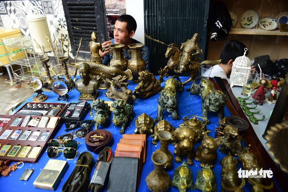 Chợ đồ cổ tấp nập giữa lòng Sài Gòn - Ảnh 12. Chợ đồ cổ tấp nập giữa lòng Sài Gòn - Ảnh 12.