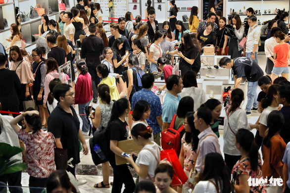 Sài Gòn kẹt cứng đến tối Black Friday - Ảnh 11. Sài Gòn kẹt cứng đến tối Black Friday - Ảnh 11.