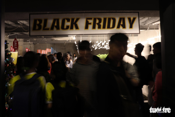 Sài Gòn kẹt cứng đến tối Black Friday - Ảnh 1. Sài Gòn kẹt cứng đến tối Black Friday - Ảnh 1.