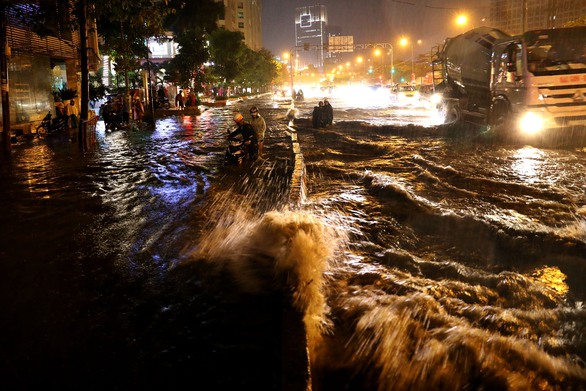 Người Sài Gòn khốn khổ trong đêm mưa ngập nặng nhất mùa - Ảnh 1. Người Sài Gòn khốn khổ trong đêm mưa ngập nặng nhất mùa - Ảnh 1.