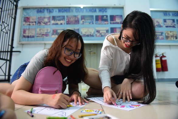 Sinh viên HUFLIT vẽ tranh Ngày hội Hoa hướng dương - Ảnh 7. Sinh viên HUFLIT vẽ tranh Ngày hội Hoa hướng dương - Ảnh 7.