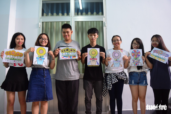 Sinh viên HUFLIT vẽ tranh Ngày hội Hoa hướng dương - Ảnh 12. Sinh viên HUFLIT vẽ tranh Ngày hội Hoa hướng dương - Ảnh 12.