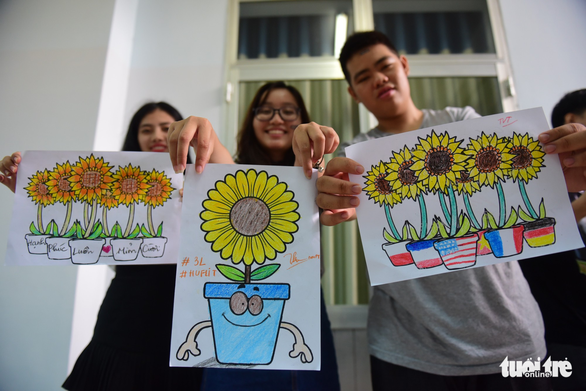 Sinh viên HUFLIT vẽ tranh Ngày hội Hoa hướng dương - Ảnh 13. Sinh viên HUFLIT vẽ tranh Ngày hội Hoa hướng dương - Ảnh 13.