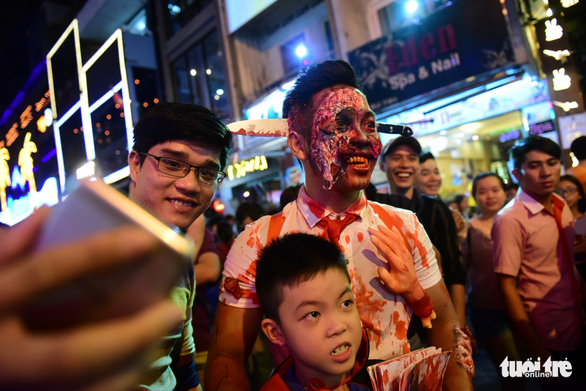 Phố Tây Bùi Viện thành biển người đêm Halloween - Ảnh 5. Phố Tây Bùi Viện thành biển người đêm Halloween - Ảnh 5.