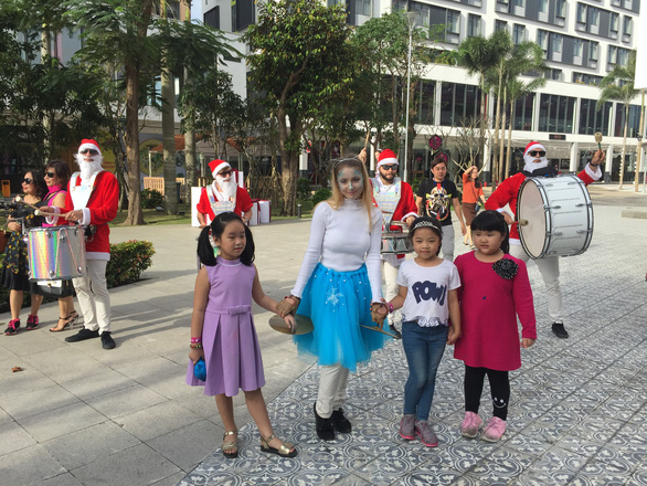 Cây thông cao nhất Việt Nam bừng sáng dịp Noel - Ảnh 3. Cây thông cao nhất Việt Nam bừng sáng dịp Noel - Ảnh 3.