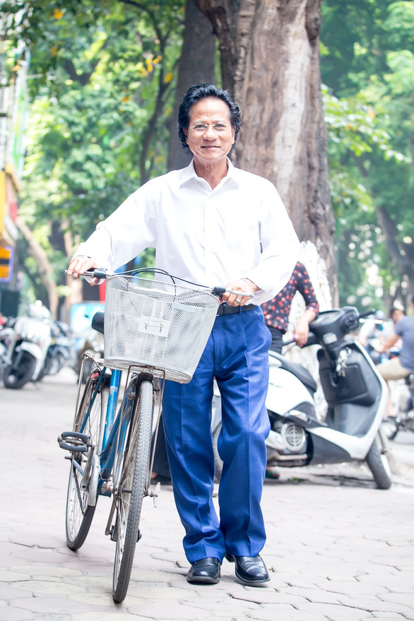 Xem ảnh Chế Linh đạp xe, uống trà vỉa hè trong tiết thu Hà Nội - Ảnh 4. Xem ảnh Chế Linh đạp xe, uống trà vỉa hè trong tiết thu Hà Nội - Ảnh 4.