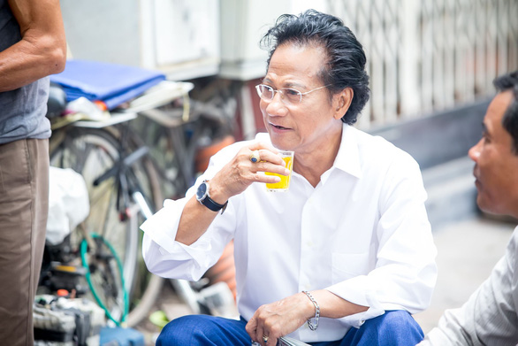 Xem ảnh Chế Linh đạp xe, uống trà vỉa hè trong tiết thu Hà Nội - Ảnh 7. Xem ảnh Chế Linh đạp xe, uống trà vỉa hè trong tiết thu Hà Nội - Ảnh 7.