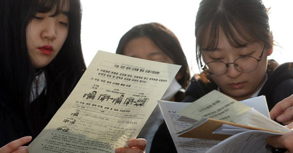 Ngày thi đại học, cả Hàn Quốc như ‘đứng hình’ - Ảnh 7. Ngày thi đại học, cả Hàn Quốc như ‘đứng hình’ - Ảnh 7.