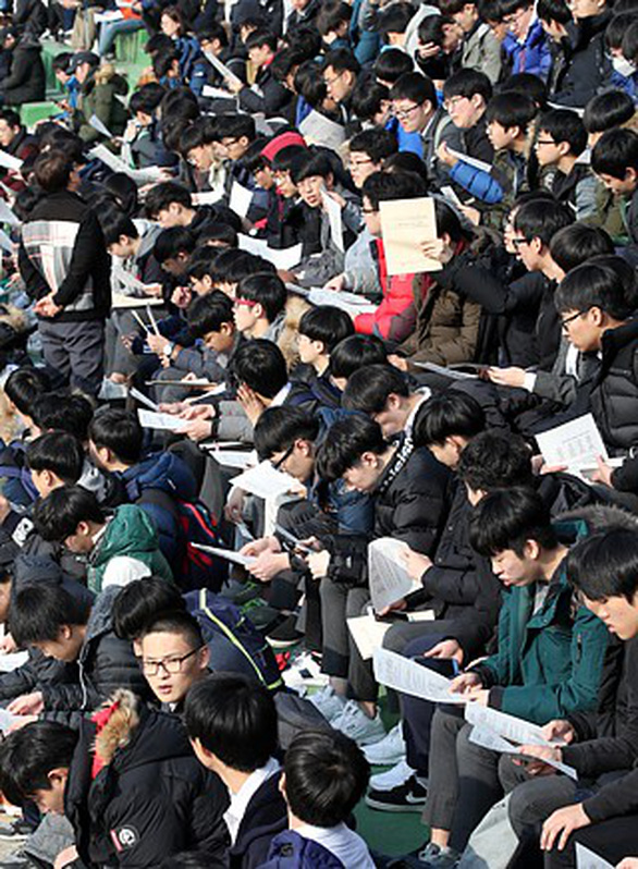 Ngày thi đại học, cả Hàn Quốc như ‘đứng hình’ - Ảnh 6. Ngày thi đại học, cả Hàn Quốc như ‘đứng hình’ - Ảnh 6.