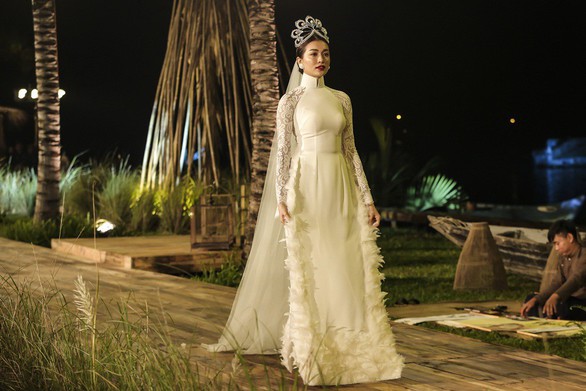 Trương Thị May làm bà lái đò trên sàn diễn thời trang Hội An - Ảnh 3. Trương Thị May làm bà lái đò trên sàn diễn thời trang Hội An - Ảnh 3.