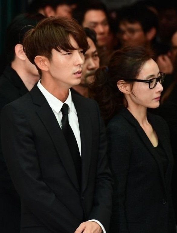 Song Joong Ki hoãn tuần trăng mật đến viếng Kim Joo Hyuk - Ảnh 13. Song Joong Ki hoãn tuần trăng mật đến viếng Kim Joo Hyuk - Ảnh 13.