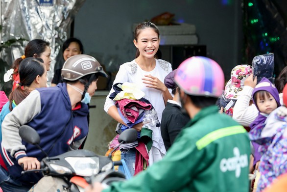 Mâu Thủy mở sạp áo ấm miễn phí tặng người nghèo - Ảnh 1. Mâu Thủy mở sạp áo ấm miễn phí tặng người nghèo - Ảnh 1.
