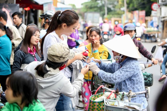 Mâu Thủy mở sạp áo ấm miễn phí tặng người nghèo - Ảnh 6. Mâu Thủy mở sạp áo ấm miễn phí tặng người nghèo - Ảnh 6.