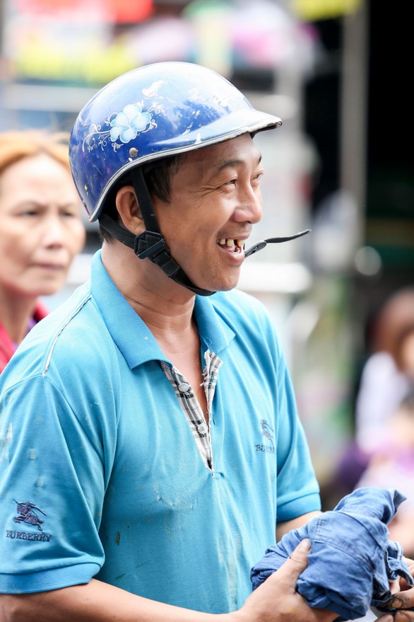Mâu Thủy mở sạp áo ấm miễn phí tặng người nghèo - Ảnh 4. Mâu Thủy mở sạp áo ấm miễn phí tặng người nghèo - Ảnh 4.