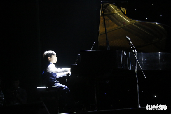 Người Huế đội mưa lạnh xem thần đồng piano Evan Le biểu diễn - Ảnh 1.