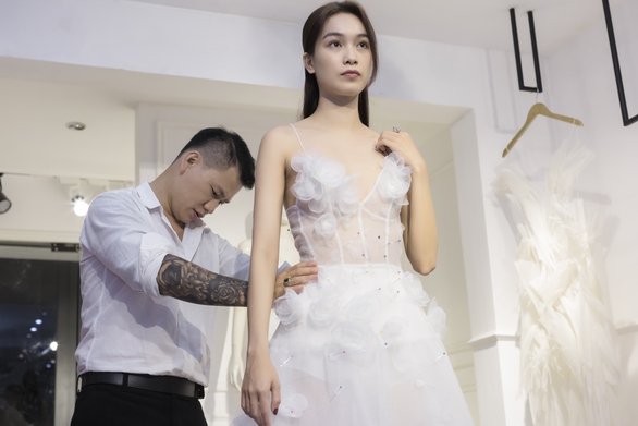 Fashionology Festival: Người mẫu che dù đi catwalk trong mưa - Ảnh 3. Fashionology Festival: Người mẫu che dù đi catwalk trong mưa - Ảnh 3.