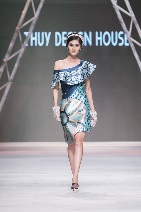 Ngô Thanh Vân đưa thời trang Cô Ba Sài Gòn lên sàn catwalk - Ảnh 8. Ngô Thanh Vân đưa thời trang Cô Ba Sài Gòn lên sàn catwalk - Ảnh 8.
