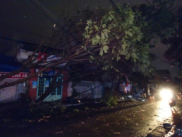 TP.HCM mưa to gió lớn, đường ngập nặng, nhà tốc mái - Ảnh 16. TP.HCM mưa to gió lớn, đường ngập nặng, nhà tốc mái - Ảnh 16.