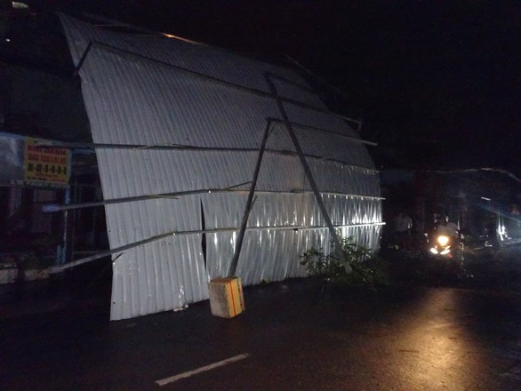 TP.HCM mưa to gió lớn, đường ngập nặng, nhà tốc mái - Ảnh 15. TP.HCM mưa to gió lớn, đường ngập nặng, nhà tốc mái - Ảnh 15.