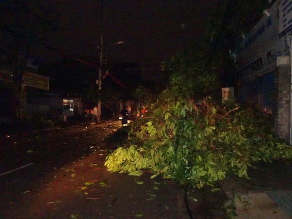 TP.HCM mưa to gió lớn, đường ngập nặng, nhà tốc mái - Ảnh 18. TP.HCM mưa to gió lớn, đường ngập nặng, nhà tốc mái - Ảnh 18.