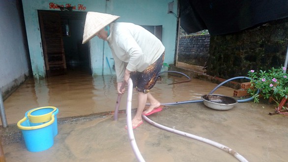 Mưa một giờ, quốc lộ 20 ngập sâu cả mét - Ảnh 5. Mưa một giờ, quốc lộ 20 ngập sâu cả mét - Ảnh 5.