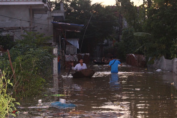 Hà Nội: Đê lở, nước hồi hương ngập trắng - Ảnh 14. Hà Nội: Đê lở, nước hồi hương ngập trắng - Ảnh 14.