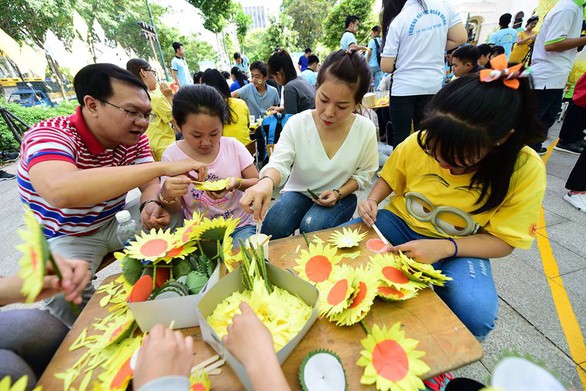 Hướng dương bừng sáng ở Sài Gòn và Hà Nội - Ảnh 16. Hướng dương bừng sáng ở Sài Gòn và Hà Nội - Ảnh 16.