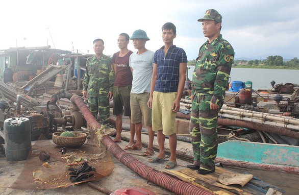 Cát tặc lộng hành trở lại với thủ đoạn tinh vi hơn - Ảnh 2. Cát tặc lộng hành trở lại với thủ đoạn tinh vi hơn - Ảnh 2.