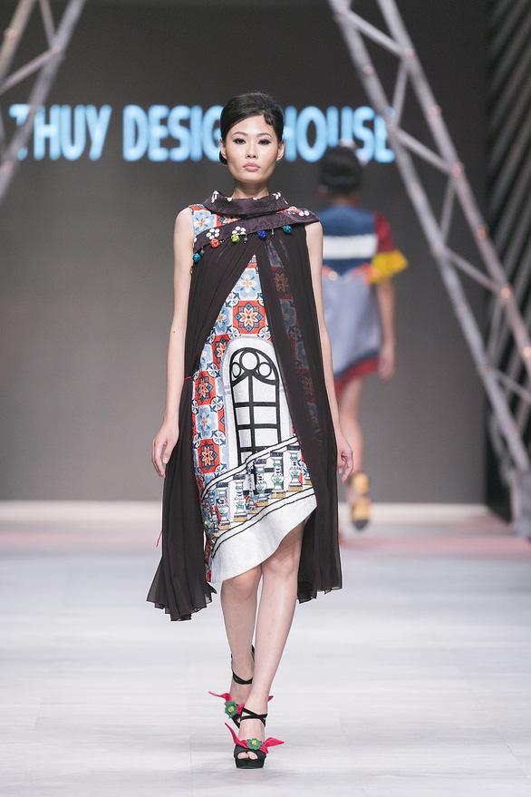 Ngô Thanh Vân đưa thời trang Cô Ba Sài Gòn lên sàn catwalk - Ảnh 9. Ngô Thanh Vân đưa thời trang Cô Ba Sài Gòn lên sàn catwalk - Ảnh 9.