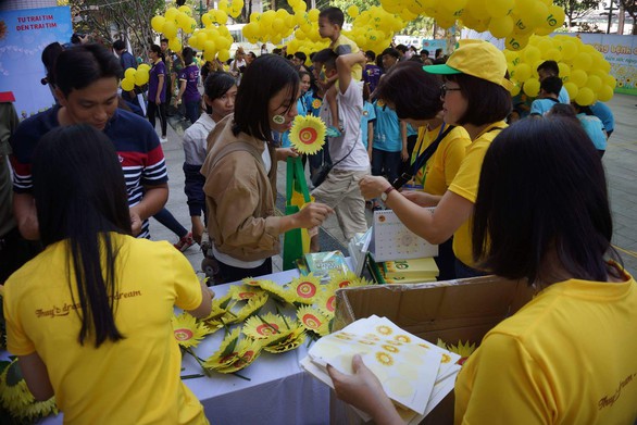Hướng dương bừng sáng ở Sài Gòn và Hà Nội - Ảnh 12. Hướng dương bừng sáng ở Sài Gòn và Hà Nội - Ảnh 12.