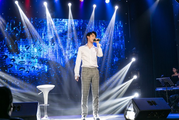 Nam thần ngây thơ Rocker Nguyễn đàn piano hát tiếng Anh - Ảnh 3. Nam thần ngây thơ Rocker Nguyễn đàn piano hát tiếng Anh - Ảnh 3.