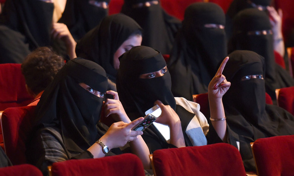 Một quốc gia Hồi giáo gỡ bỏ lệnh cấm rạp chiếu phim sau 35 năm - Ảnh 1.