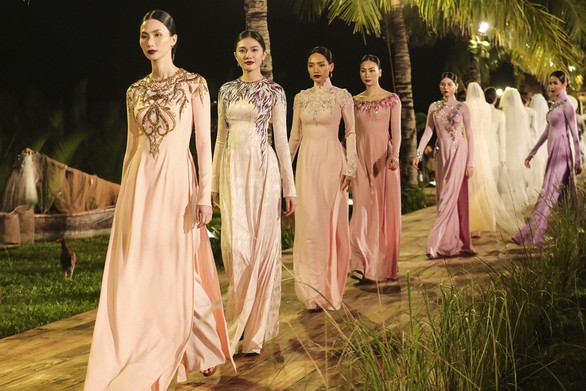 Trương Thị May làm bà lái đò trên sàn diễn thời trang Hội An - Ảnh 12. Trương Thị May làm bà lái đò trên sàn diễn thời trang Hội An - Ảnh 12.