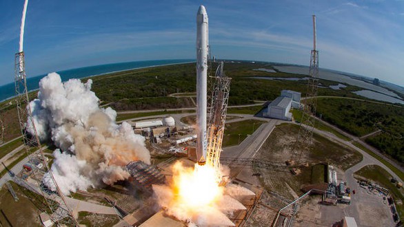 Lần đầu tiên SpaceX tái sử dụng cả tên lửa lẫn tàu vũ trụ - Ảnh 1. Lần đầu tiên SpaceX tái sử dụng cả tên lửa lẫn tàu vũ trụ - Ảnh 1.