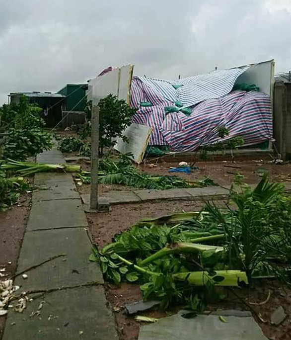 Lốc xoáy, 4 người bị thương, nhiều nhà sập tốc mái tại Thái Bình - Ảnh 2.