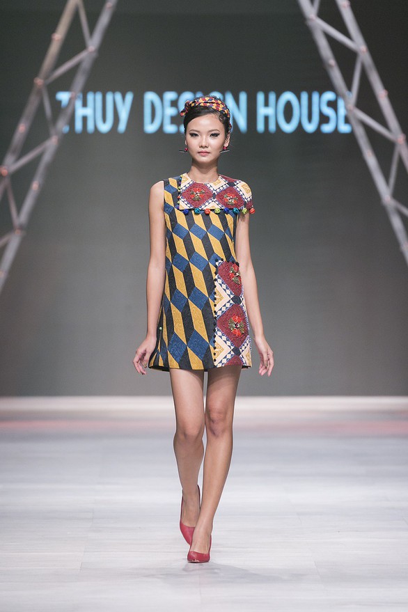 Ngô Thanh Vân đưa thời trang Cô Ba Sài Gòn lên sàn catwalk - Ảnh 12. Ngô Thanh Vân đưa thời trang Cô Ba Sài Gòn lên sàn catwalk - Ảnh 12.