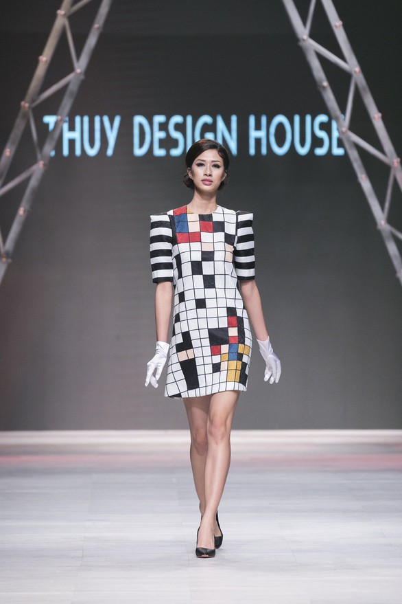 Ngô Thanh Vân đưa thời trang Cô Ba Sài Gòn lên sàn catwalk - Ảnh 11. Ngô Thanh Vân đưa thời trang Cô Ba Sài Gòn lên sàn catwalk - Ảnh 11.